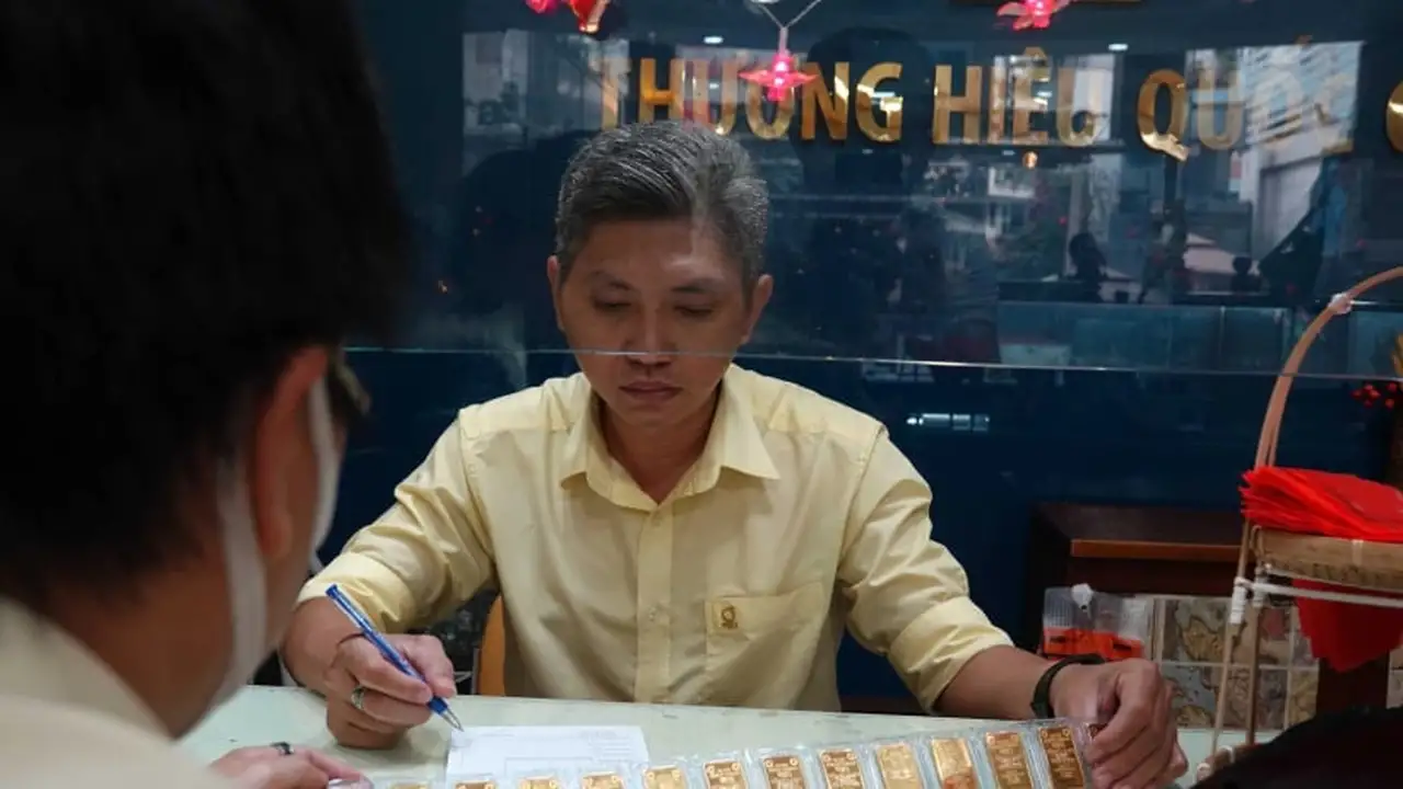 فارق سعري الشراء والبيع يسبب خسائر تصل إلى 3 ملايين دونغ للأونصة